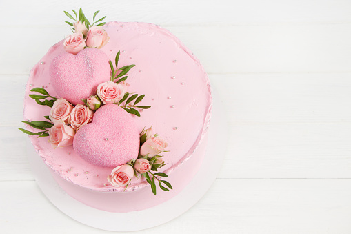 Amazing cakes and flowers to incorporate into your grand Valentine's Day celebration